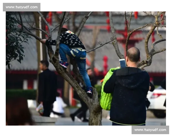 四楼悬窗生死劫！外卖小哥徒手攀楼托举生命