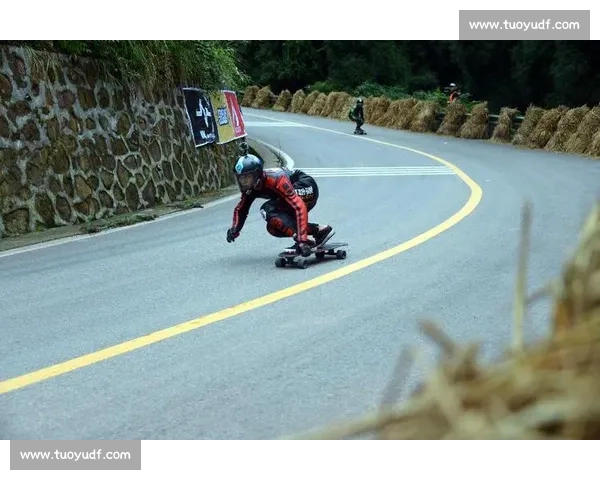 长板速降：速度与伤痕编织的生命竞速